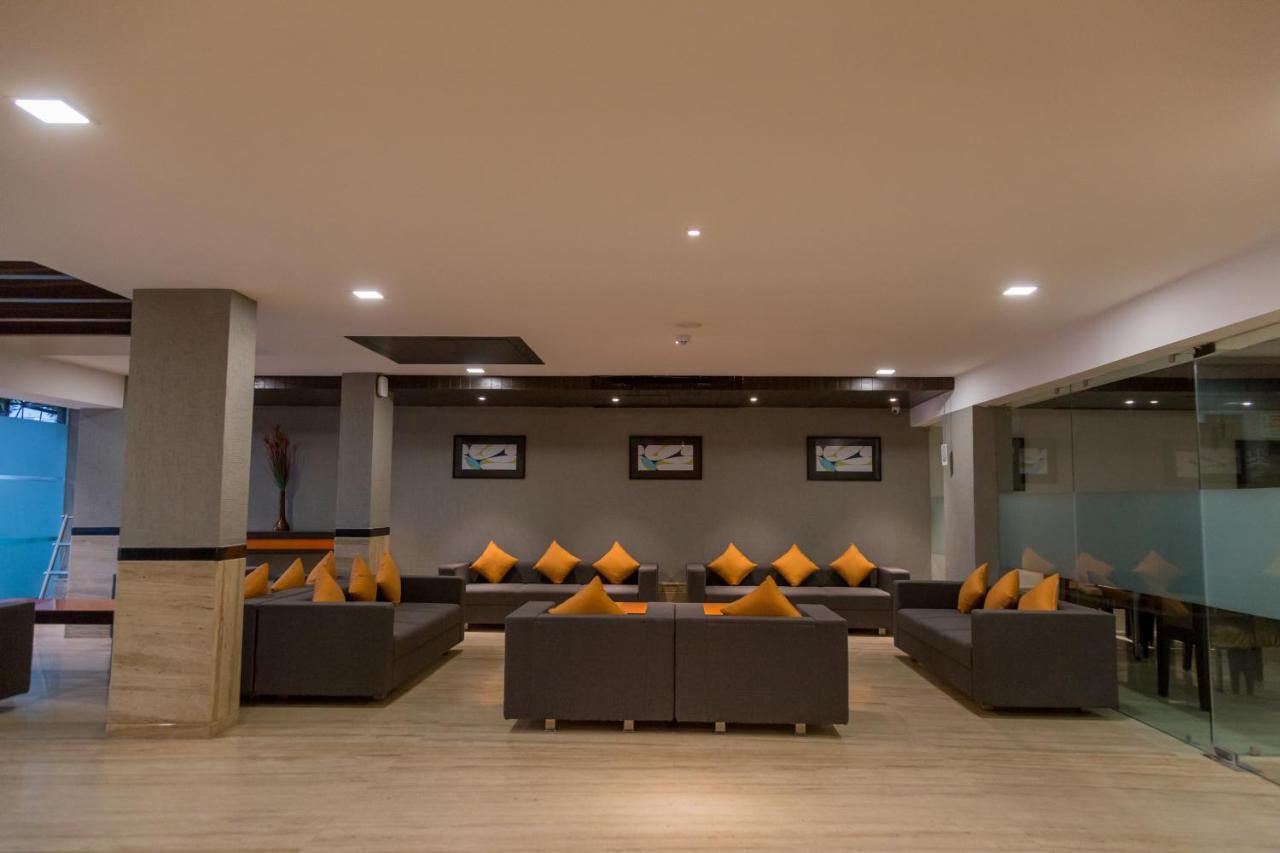 Ahmedabad, Satellite Hotel Buitenkant foto